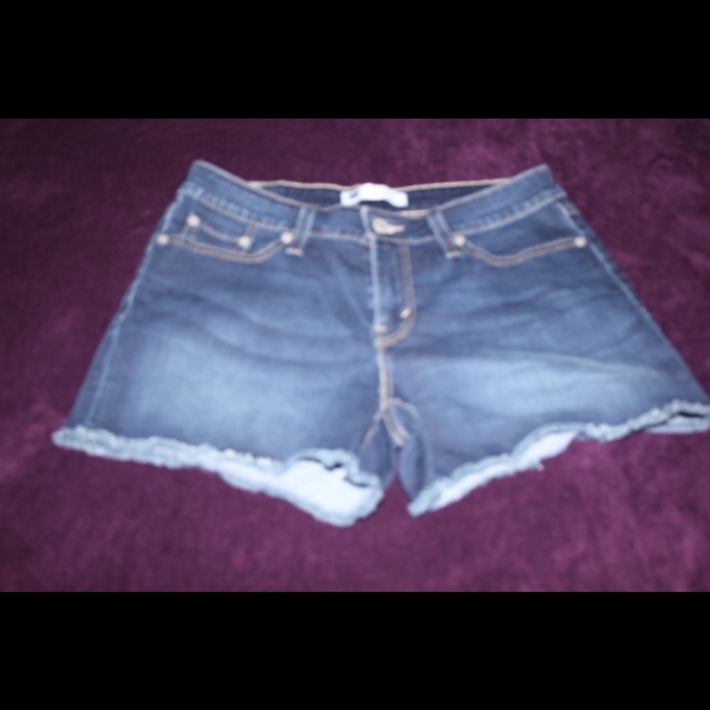 Short style Levi denim shorts